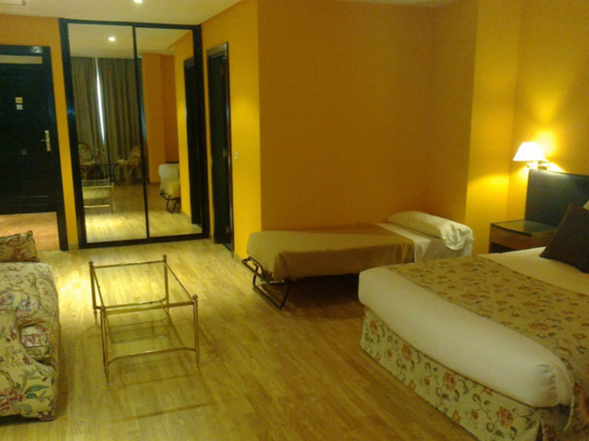 Aeropuerto Madrid Torre Hogar Premium Hotel Torrejon de Ardoz Exterior photo
