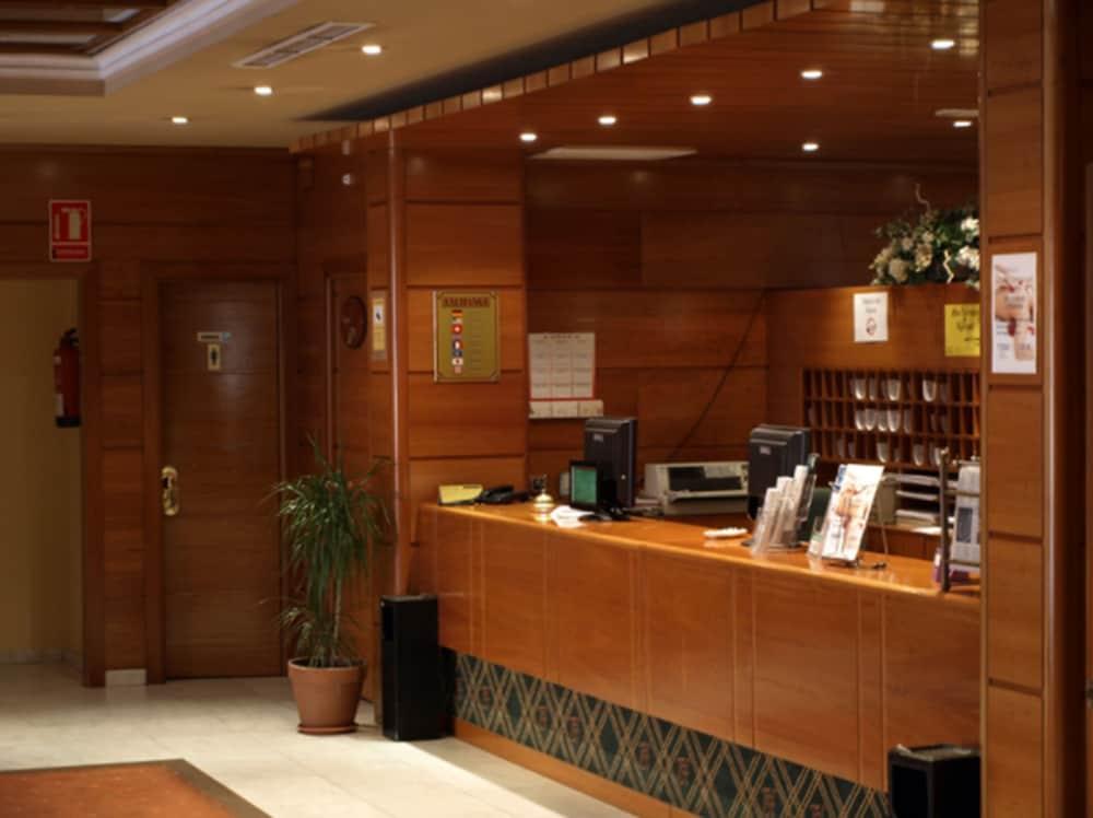 Aeropuerto Madrid Torre Hogar Premium Hotel Torrejon de Ardoz Exterior photo