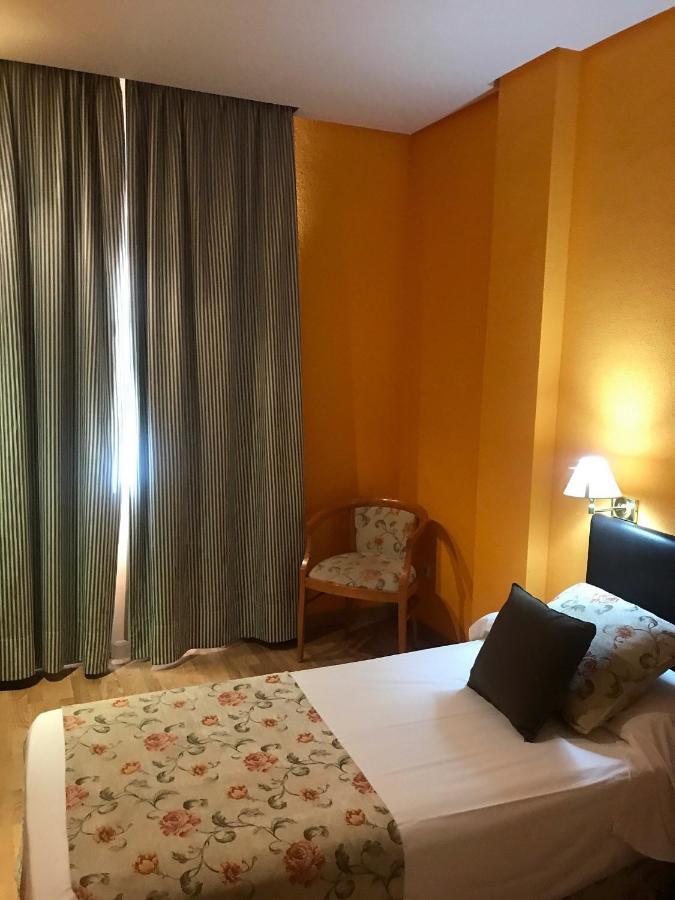 Aeropuerto Madrid Torre Hogar Premium Hotel Torrejon de Ardoz Exterior photo