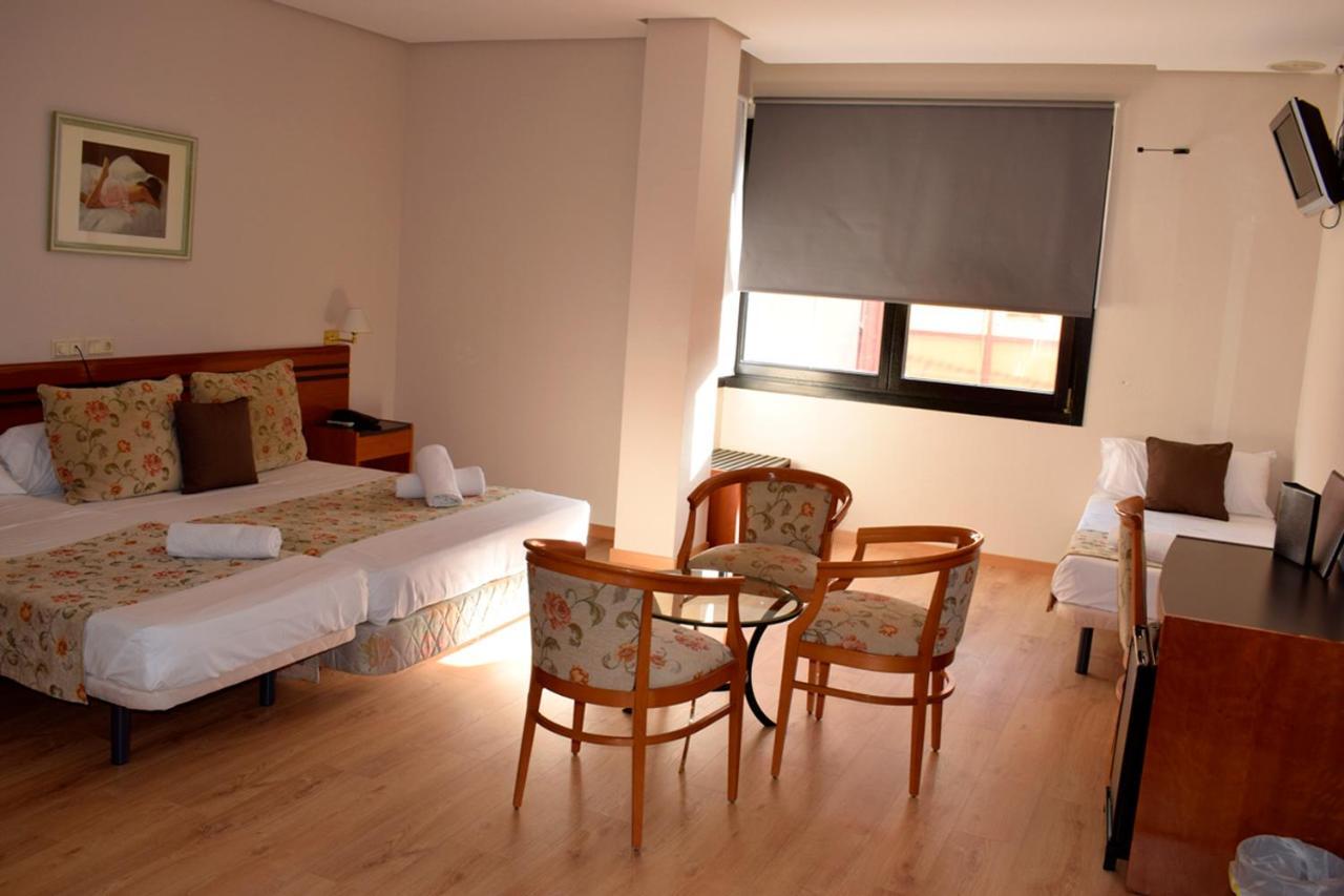 Aeropuerto Madrid Torre Hogar Premium Hotel Torrejon de Ardoz Exterior photo