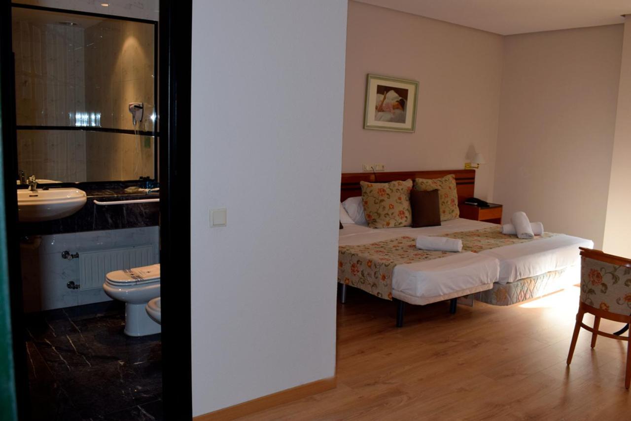 Aeropuerto Madrid Torre Hogar Premium Hotel Torrejon de Ardoz Exterior photo