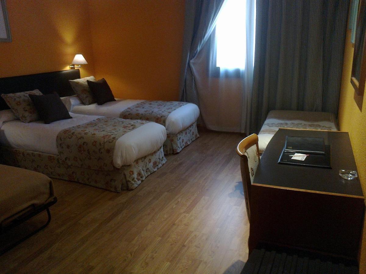 Aeropuerto Madrid Torre Hogar Premium Hotel Torrejon de Ardoz Exterior photo